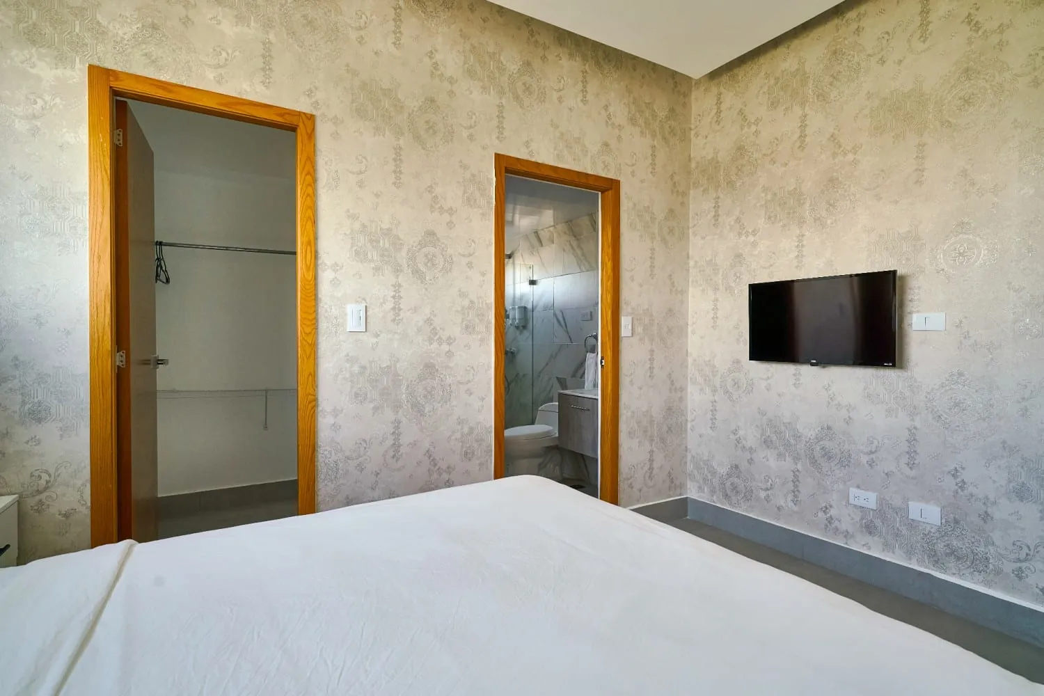 Full Suite – 11